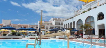 Pool vor Hotelanlage